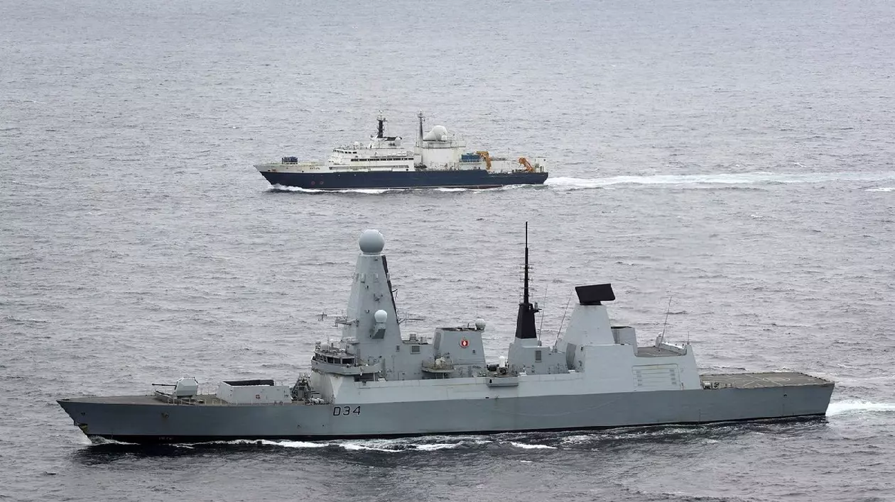O „navă spion” a Rusiei a fost localizată în largul coastelor Regatului Unit O imagine de arhivă a Royal Navy cu nava Yankar umbrită de nava Royal Navy HMS Diamond în timp ce trecea prin Canalul Mânecii în ianuarie 2018.