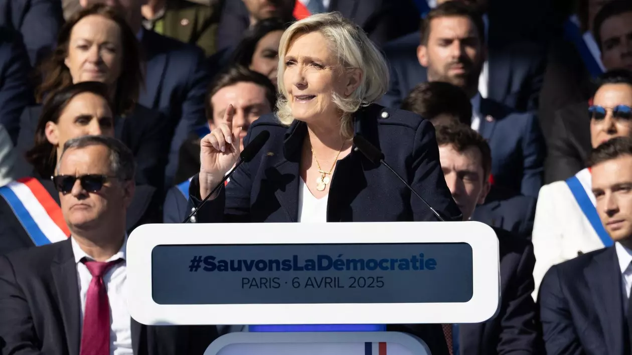 Marine Le Pen surprinsă în timp ce vorbește la mitingul organizat la Paris.