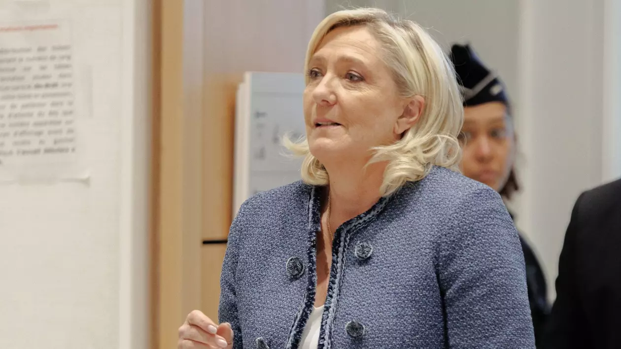Marine Le Pen surprinsă luni, 31 martie 2025, la Curtea Penală din Paris