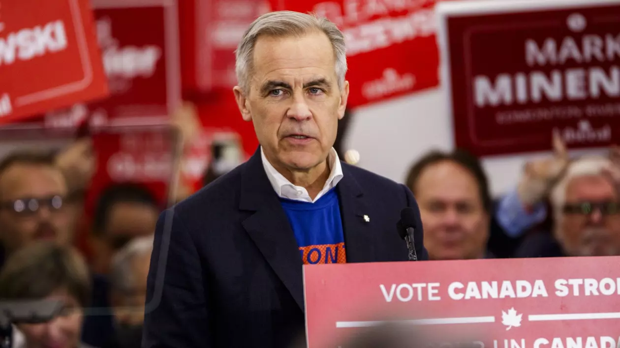 Mark Carney surprins în timp ce vorbește susținătorilor în Edmonton, la încheierea campaniei electorale, pe 27 aprilie 2025