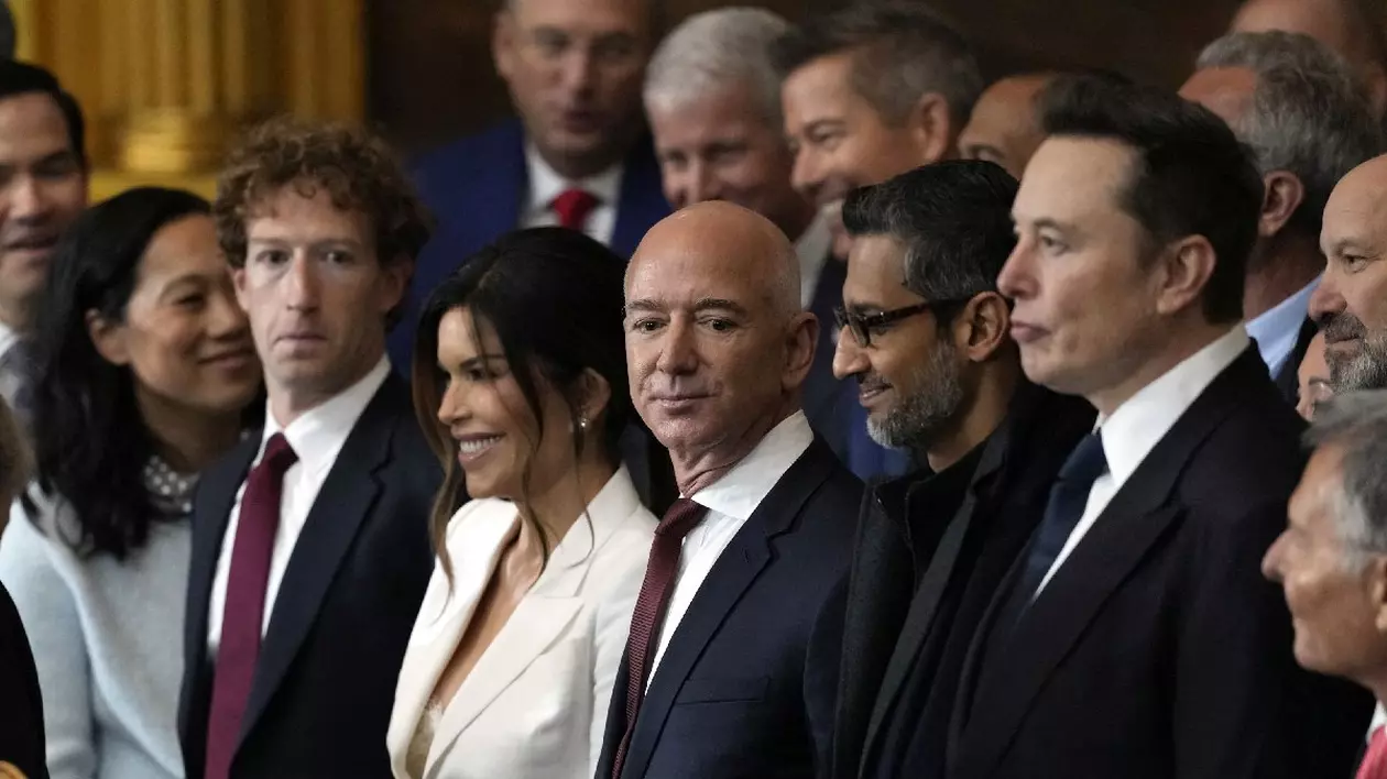 Mark Zuckerberg, Jeff Bezos, Sundar Pichai Elon Musk, îmbrăcați în costume negre, la inaugurarea lui Donald Trump. 20 ianuarie 2025