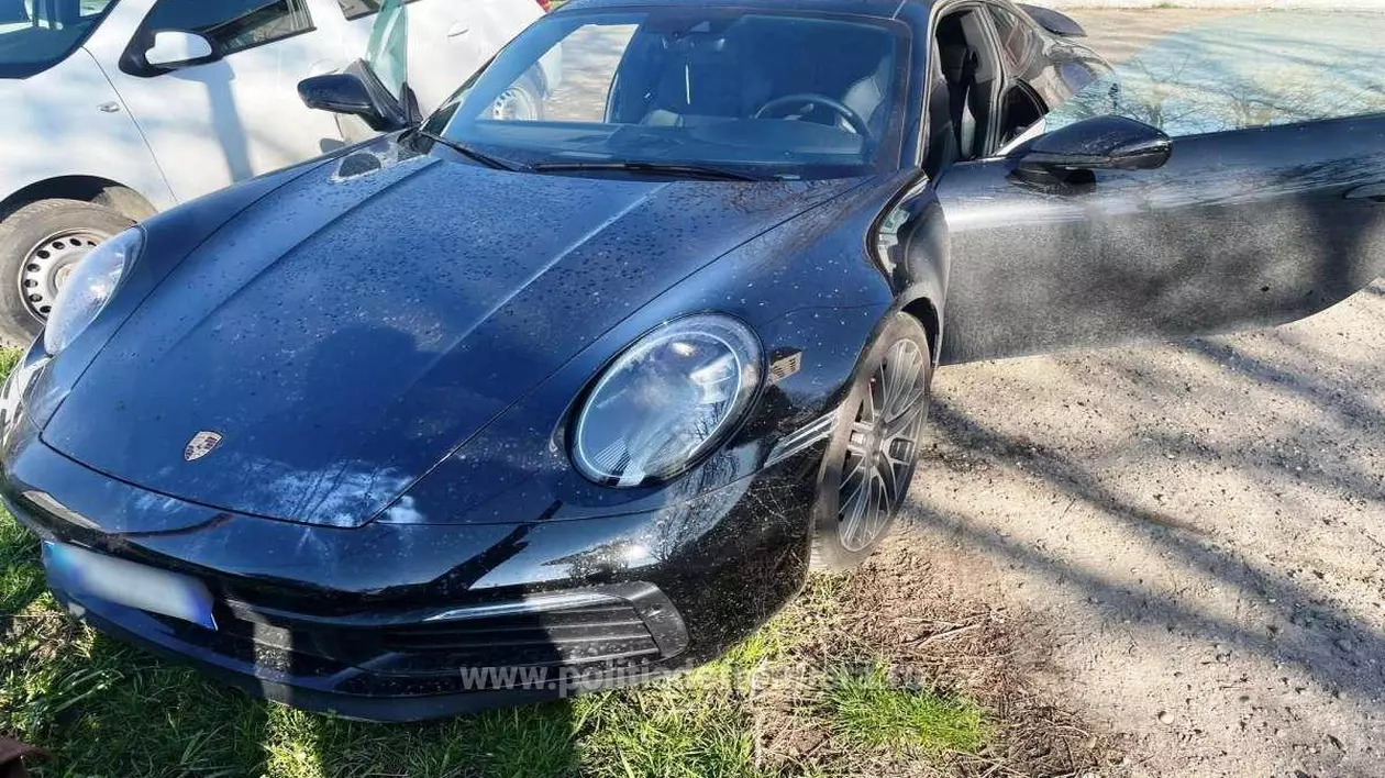 o mașină Porche de culoare albastră, cu usa deschisă