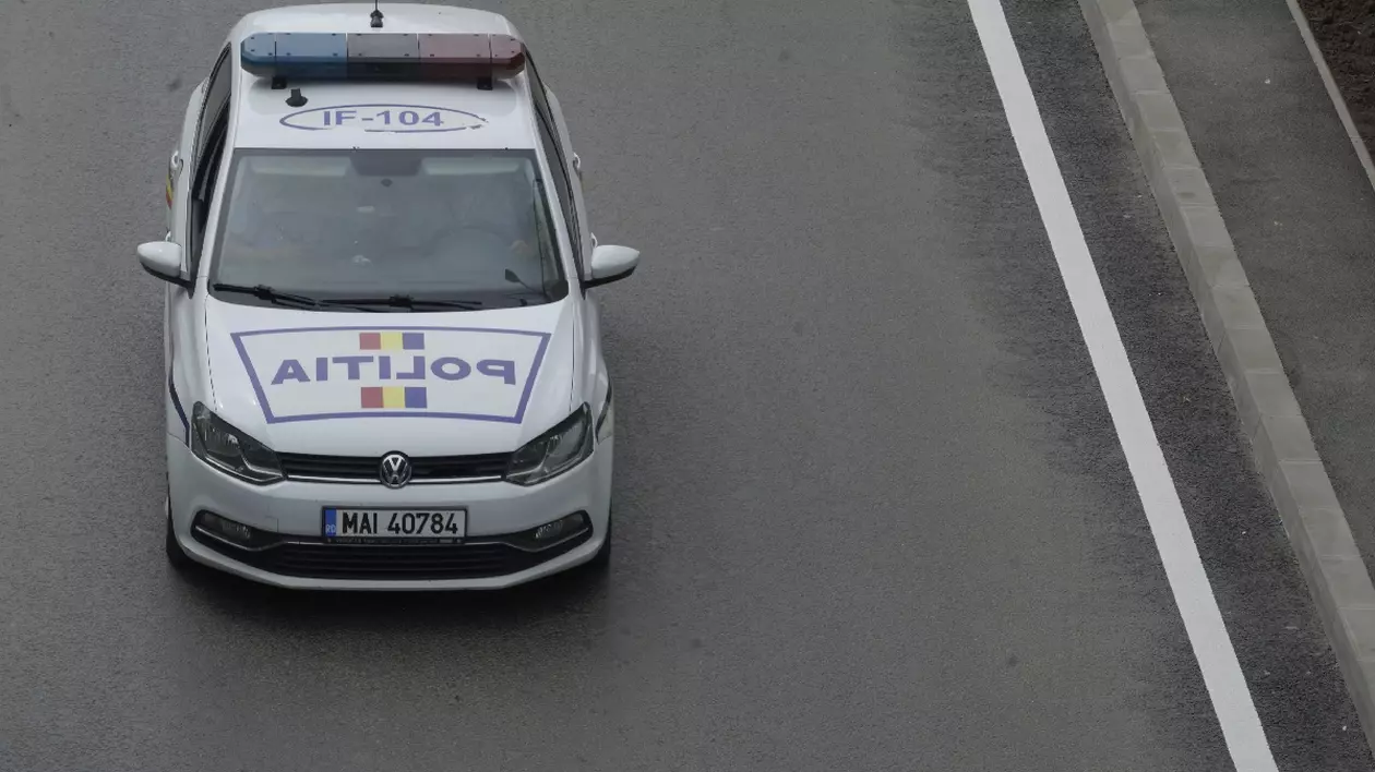 o masina de politie in trafic