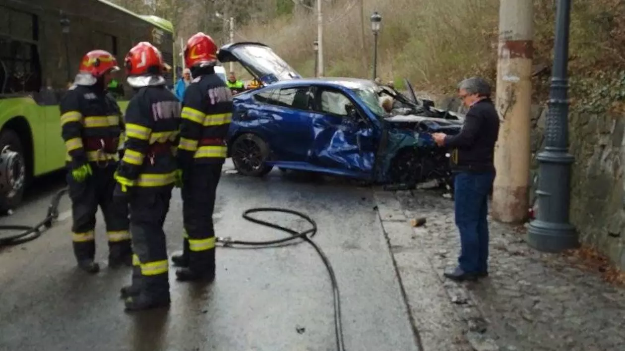 Poză cu mașina în care se afla persoana rănită și dusă la spital la Ploiești.
