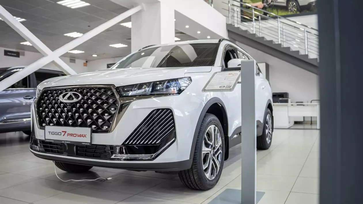 Mașină electrică model Chery Tiggo 7 Pro Max, un SUV modern expus într-un showroom auto din China.
