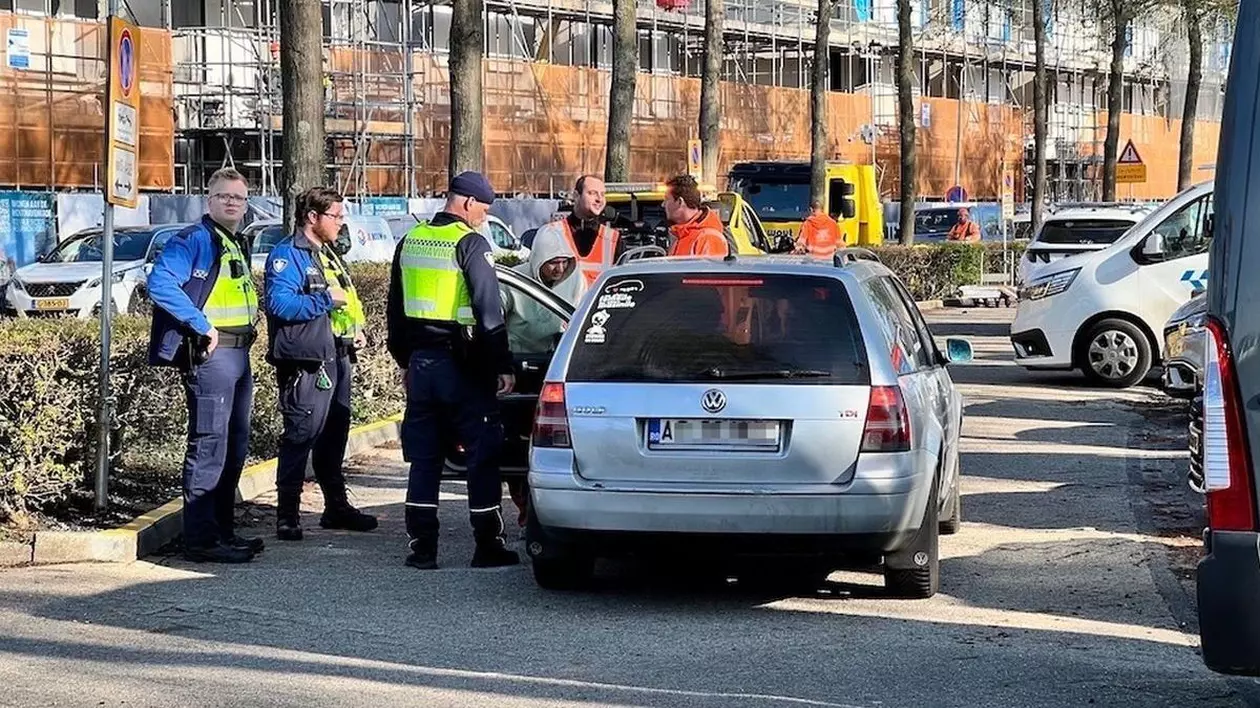 Un român e primul șofer care a rămas fără mașină pe o stradă unde abia a fost interzisă parcarea, într-un oraș din Olanda
