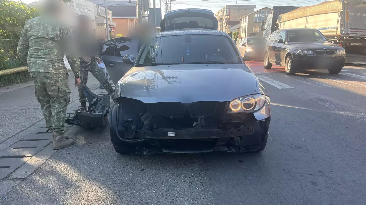 Poză cu mașina șoferiței lovite de TAB, în Filiași, Dolj. Vehiculul a rămas fără bara din față