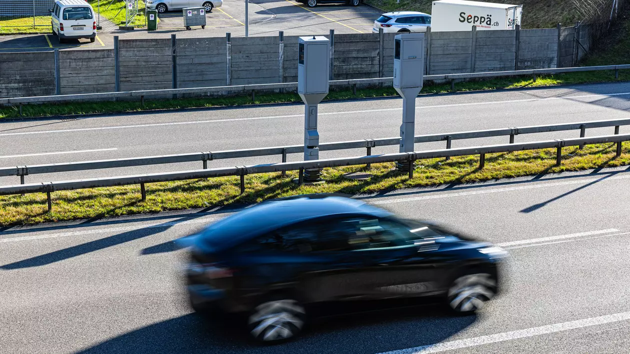 Mașină neagră surprinsă circulând cu viteză în Elveția, pe A7.