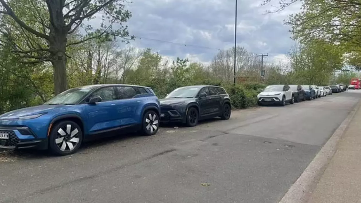 mai multe masini electrice parcate pe o strada dintr-un oras din marea britanie