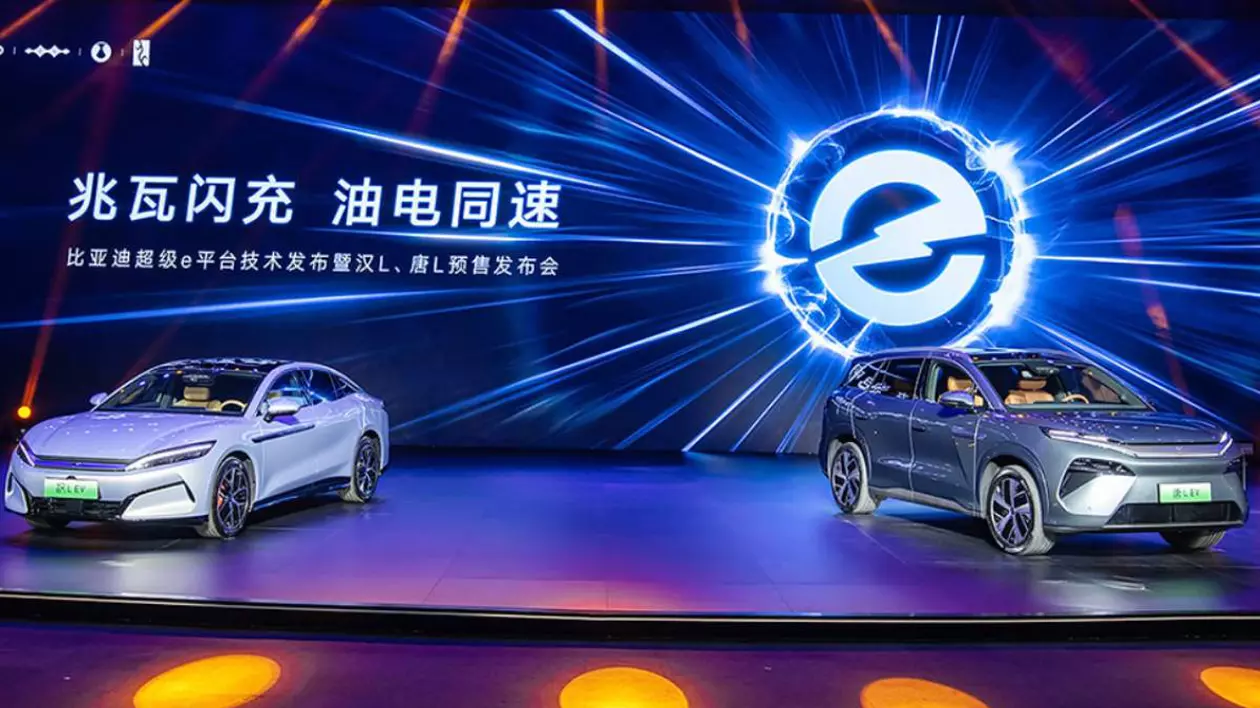 doua masini electrice chinezesti byd in momentul lansarii