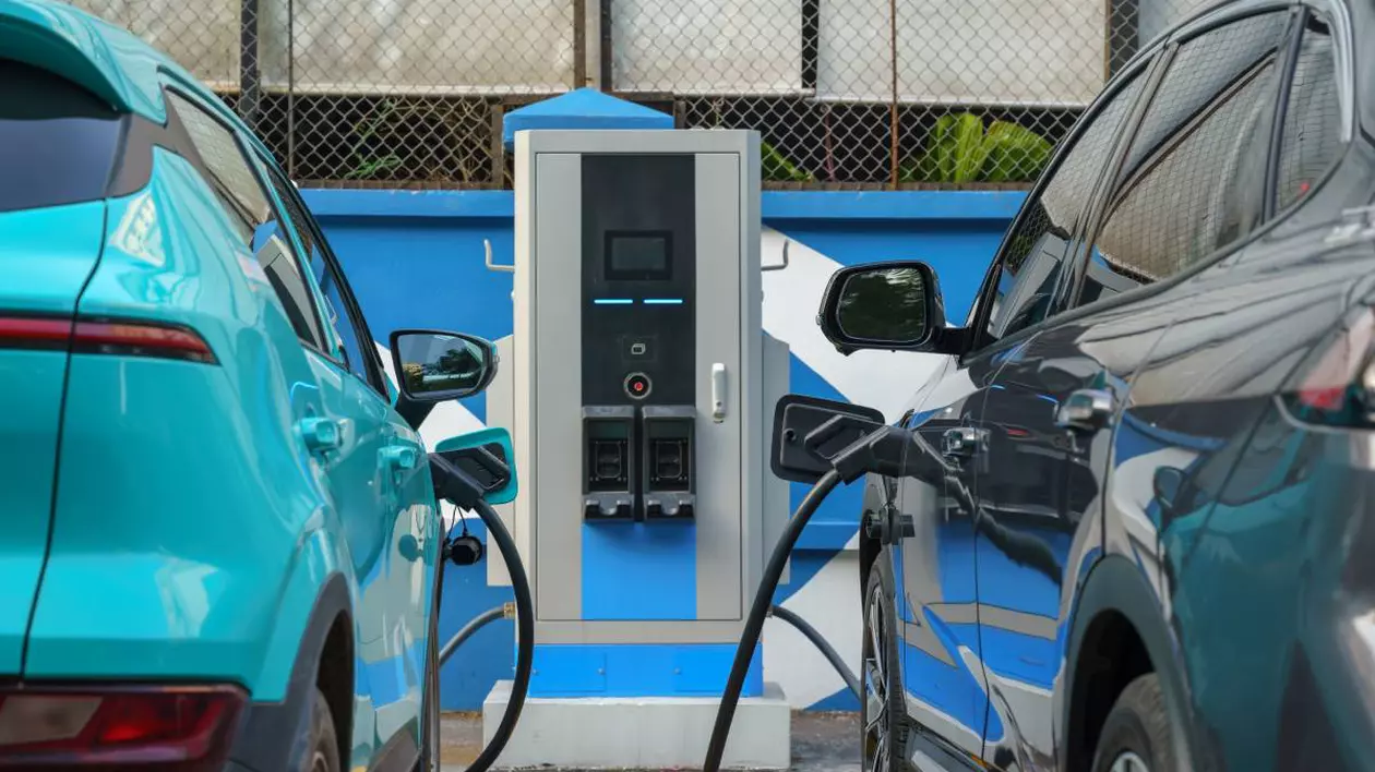 doua masini electrice conectate la statia de incarcare