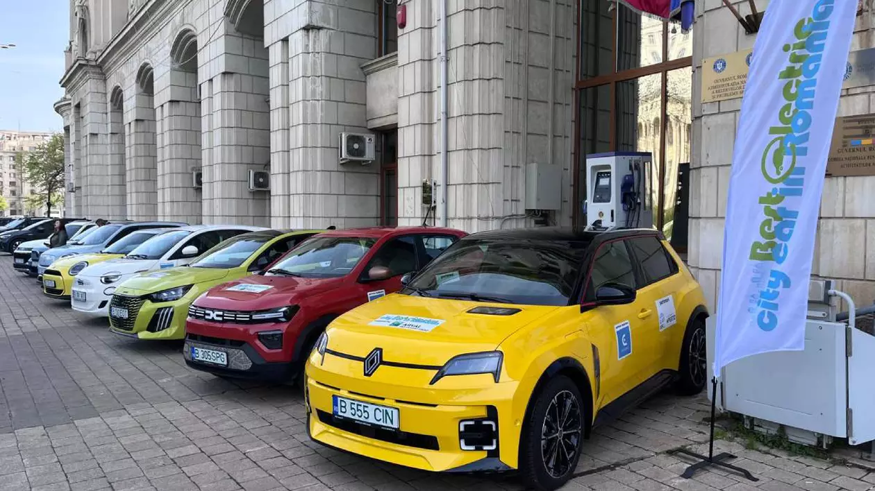mai multe masini electrie parcate una langa alta, expuse pentru vizualizare