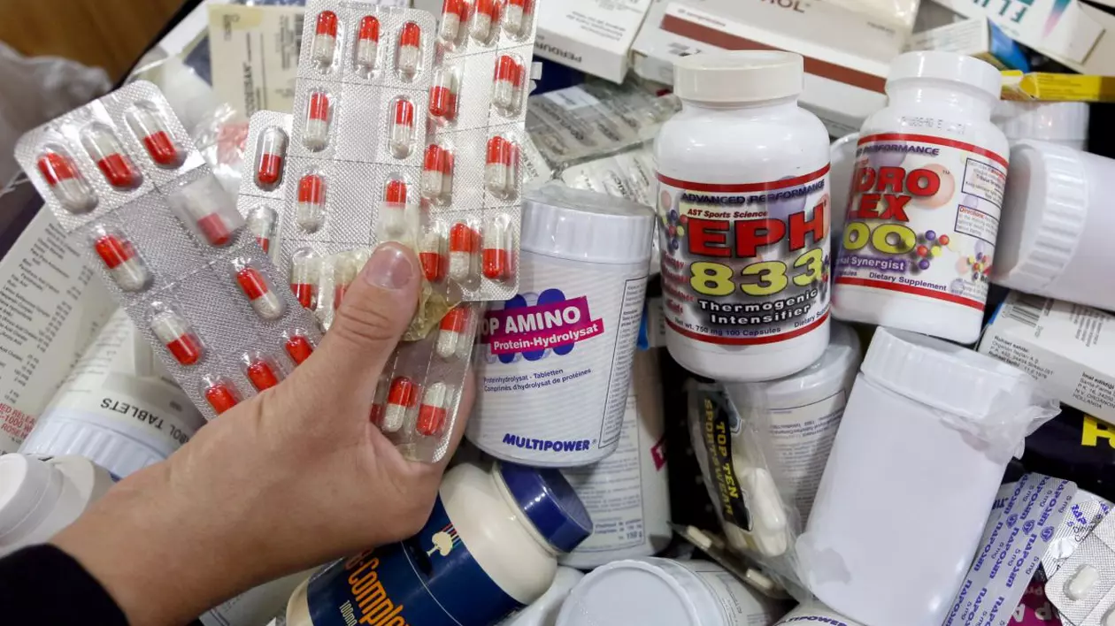 O persoana tine in mana mai multe folii cu medicamente