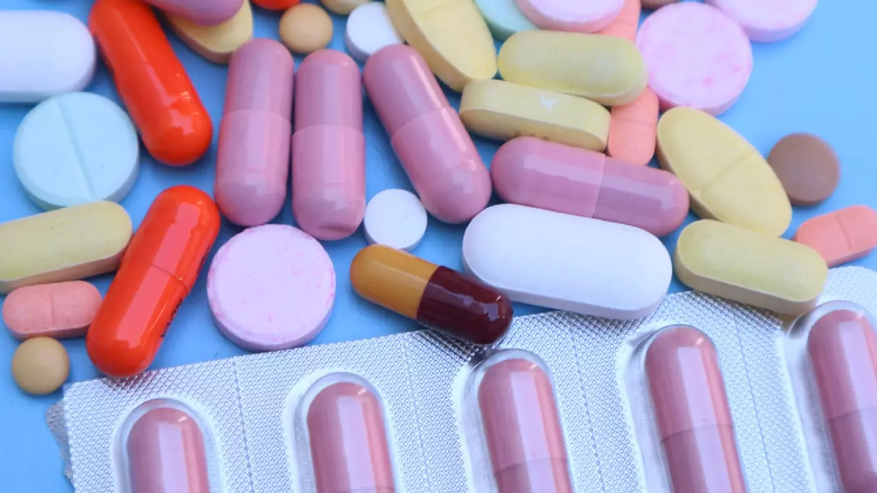 mai multe medicamente de culoare roz, roșu și galben