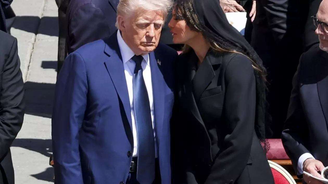 Melania Trump îi șoptește la ureche lui Donald Trump la funeraliile Papei Francisc
