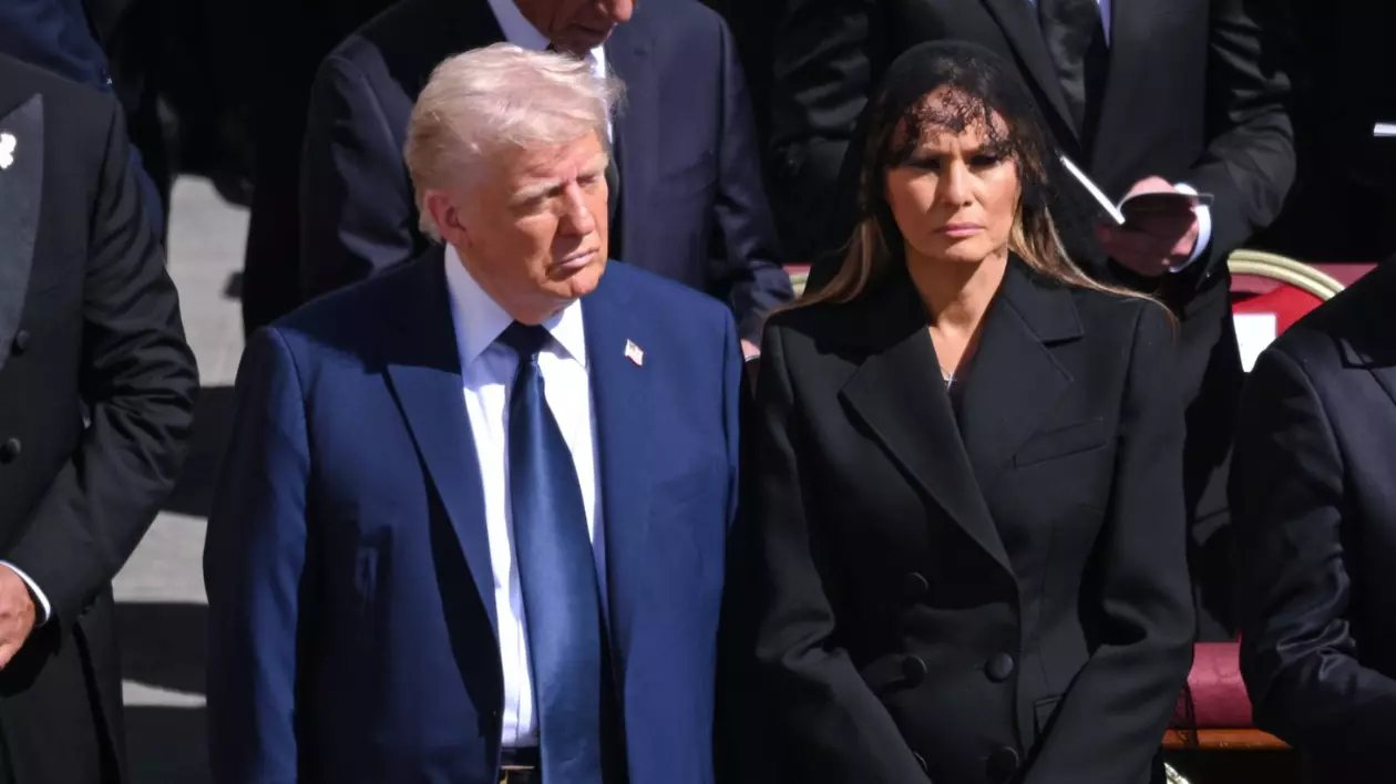 Melania Trump în ținută neagră cu batic pe cap și Donald Trump în albastru la funeraliile Papei Francisc