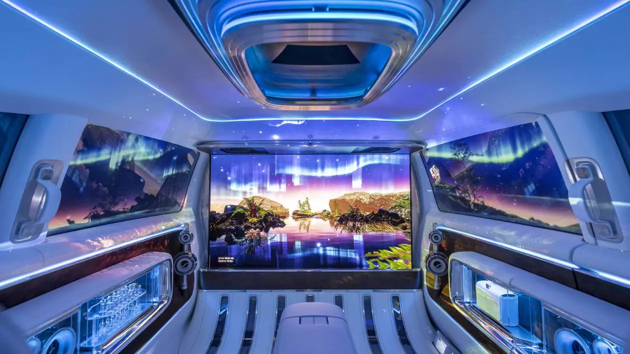 interior masina Mercedes-Benz Vision V, se observa o plasma mare unde pot rula filme
