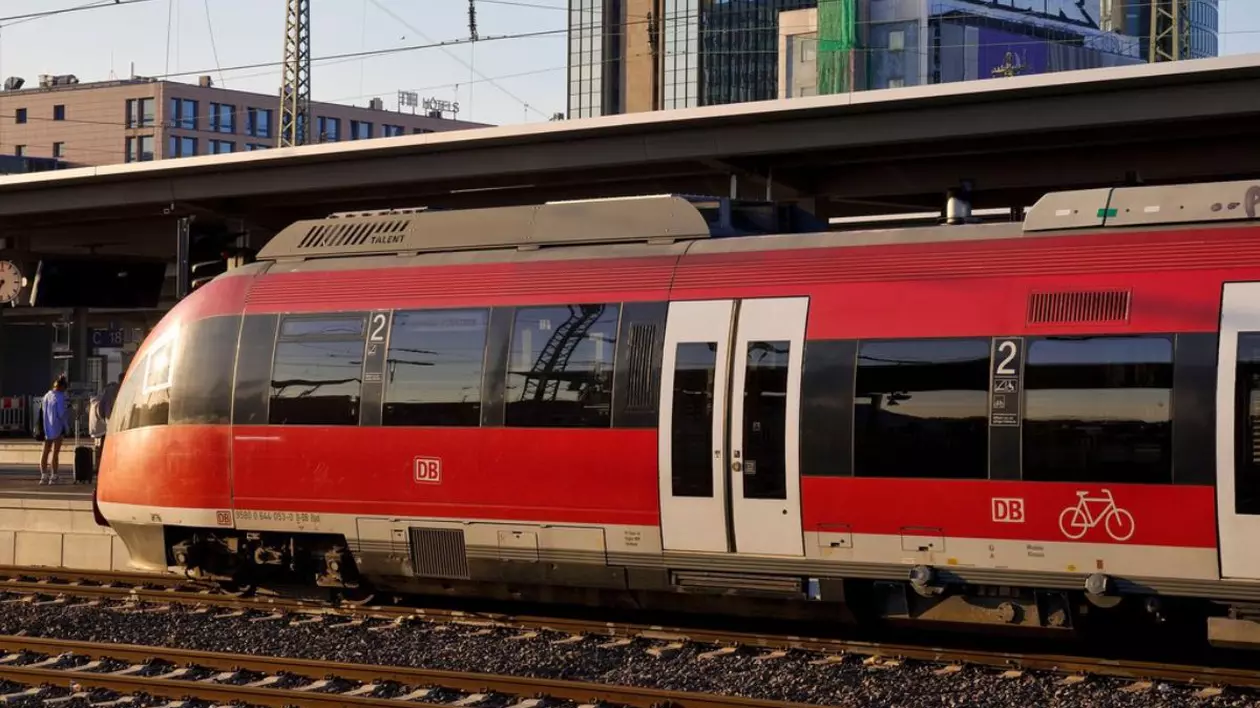 Metrou de suprafața rosu in gara