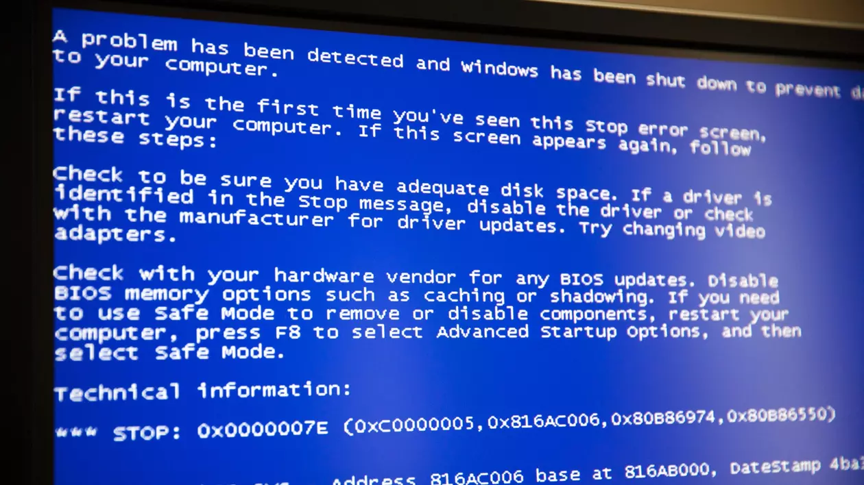 O eroare „blue screen of death” de pe sistemul de operare Microsoft Windows.