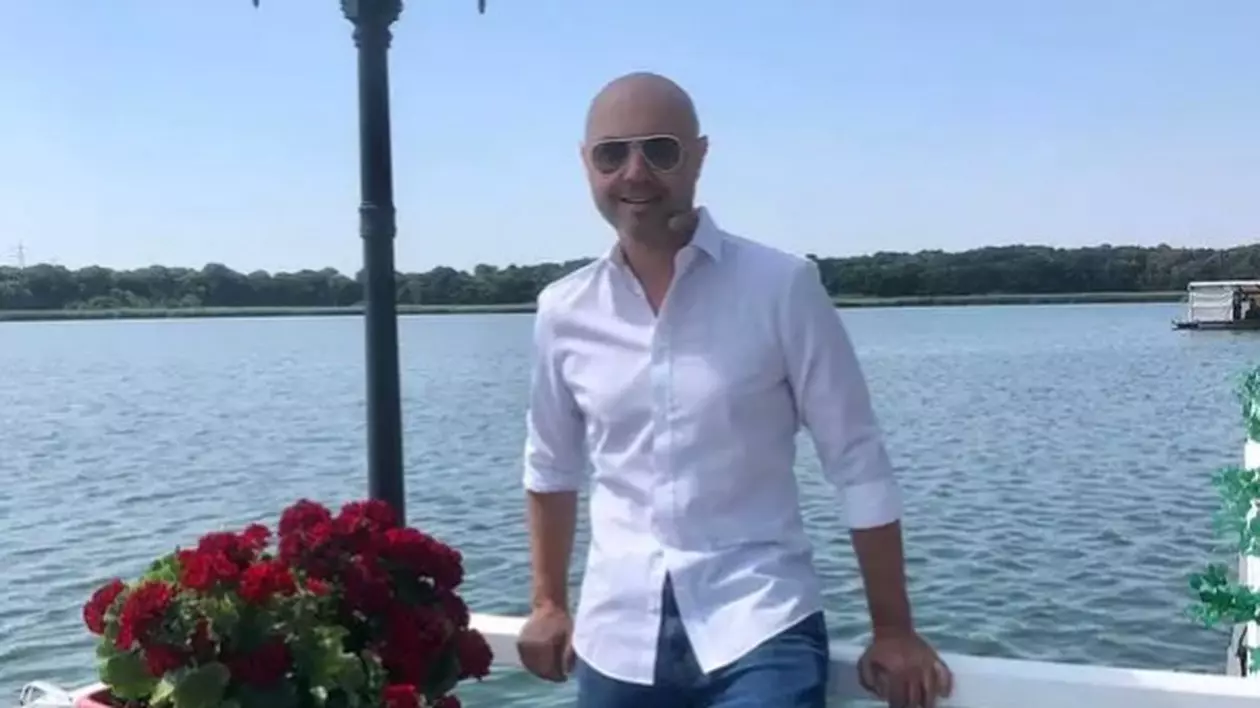 Cum arată iubita lui Mihai Mitoșeru. Imagini cu femeia care l-a cucerit pe prezentatorul TV. „Fără silicoane, fără botox”