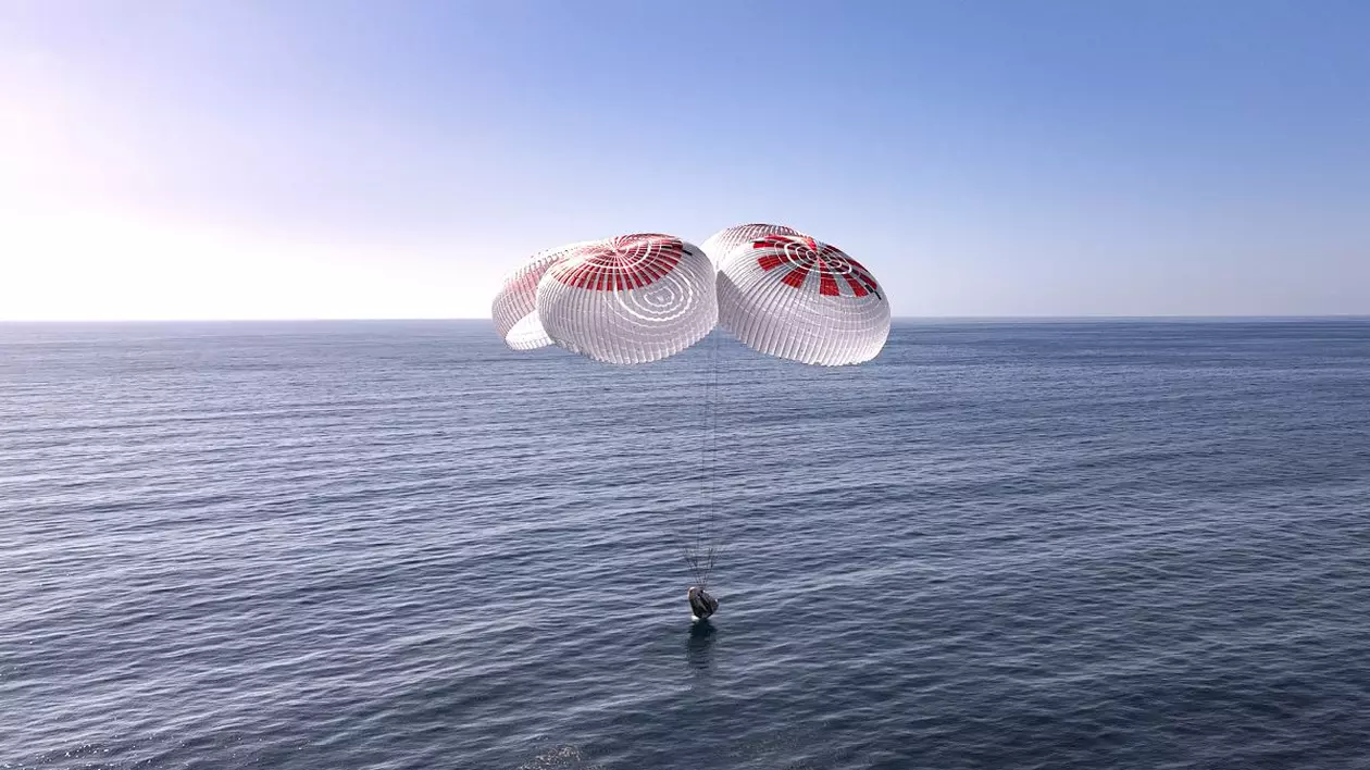 O capsula cu tri parașute cade în ocean