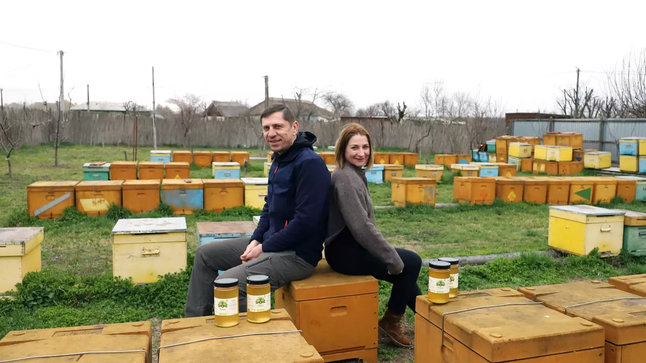 Doi tineri soți din Jurilovca produc miere din izmă de baltă