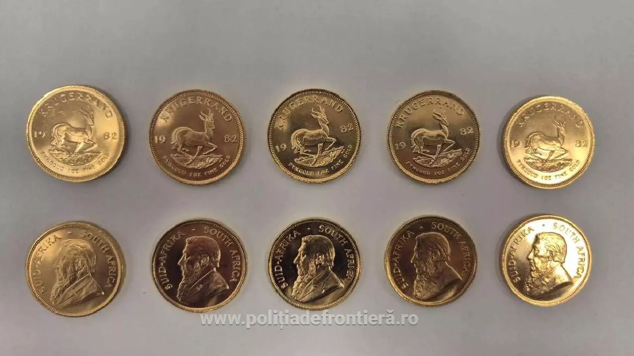10 monede aurii, așezate pe o masă albă
