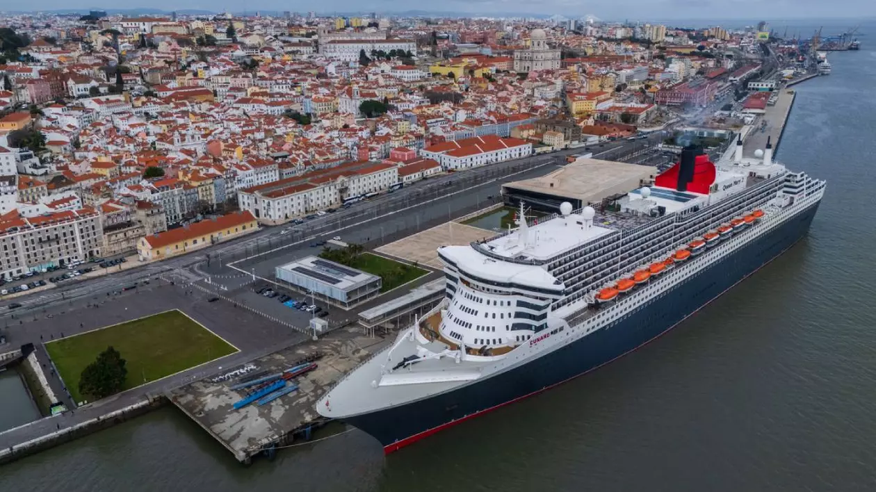 Vedere aeriană a unei ambarcațiunii de croazieră în portul din Lisabona, în imagini se vede orașul în partea stângă