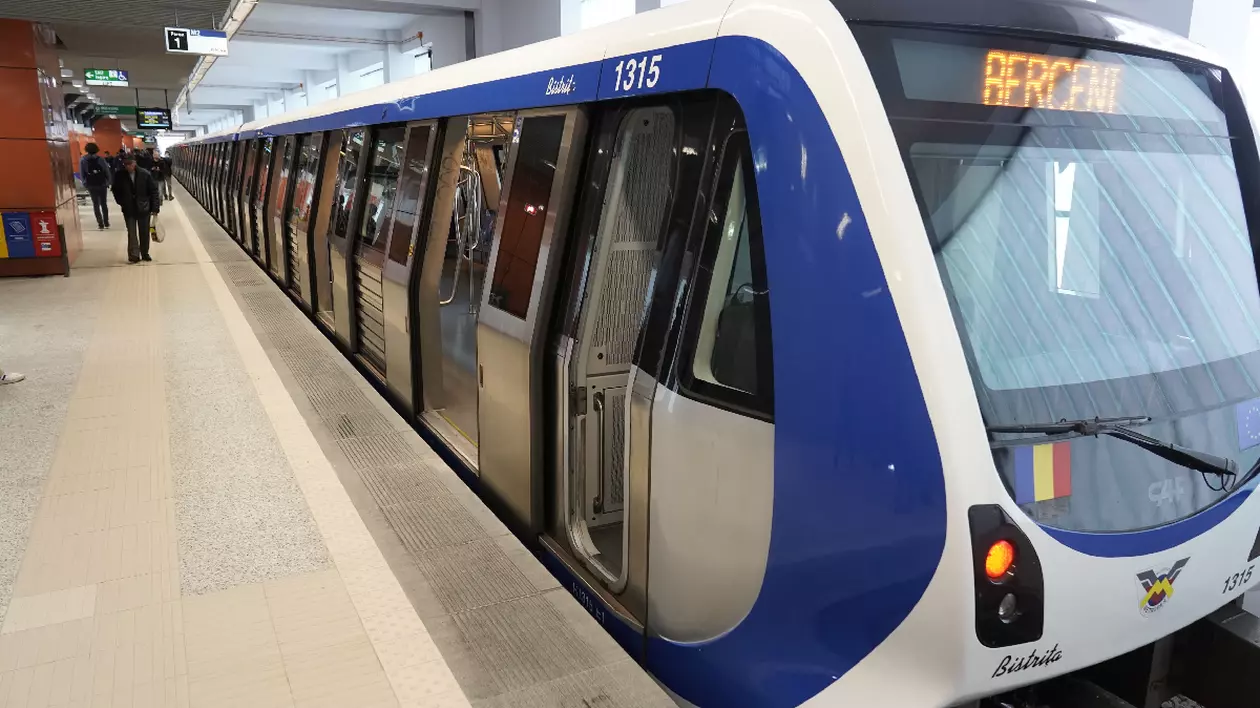 stație de metrou. un metrou în stație și câțiiva oameni pe peron