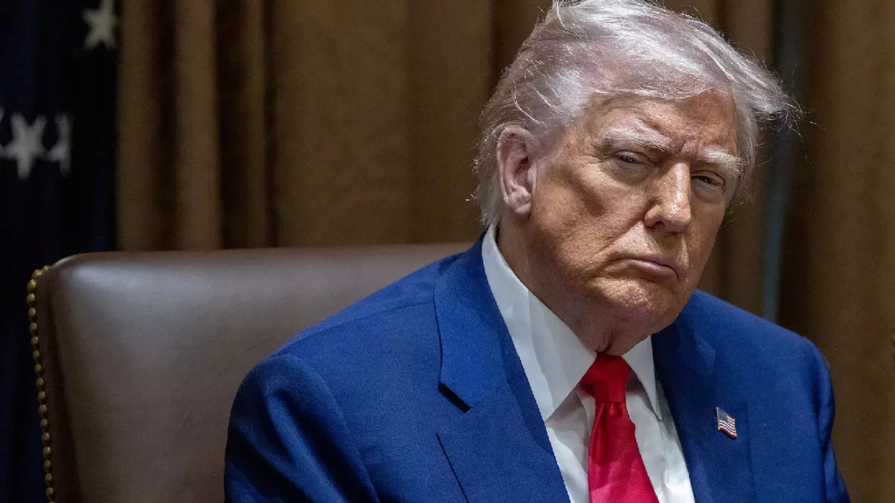 Donald Trump îmbrăcat într-uncostum albastru