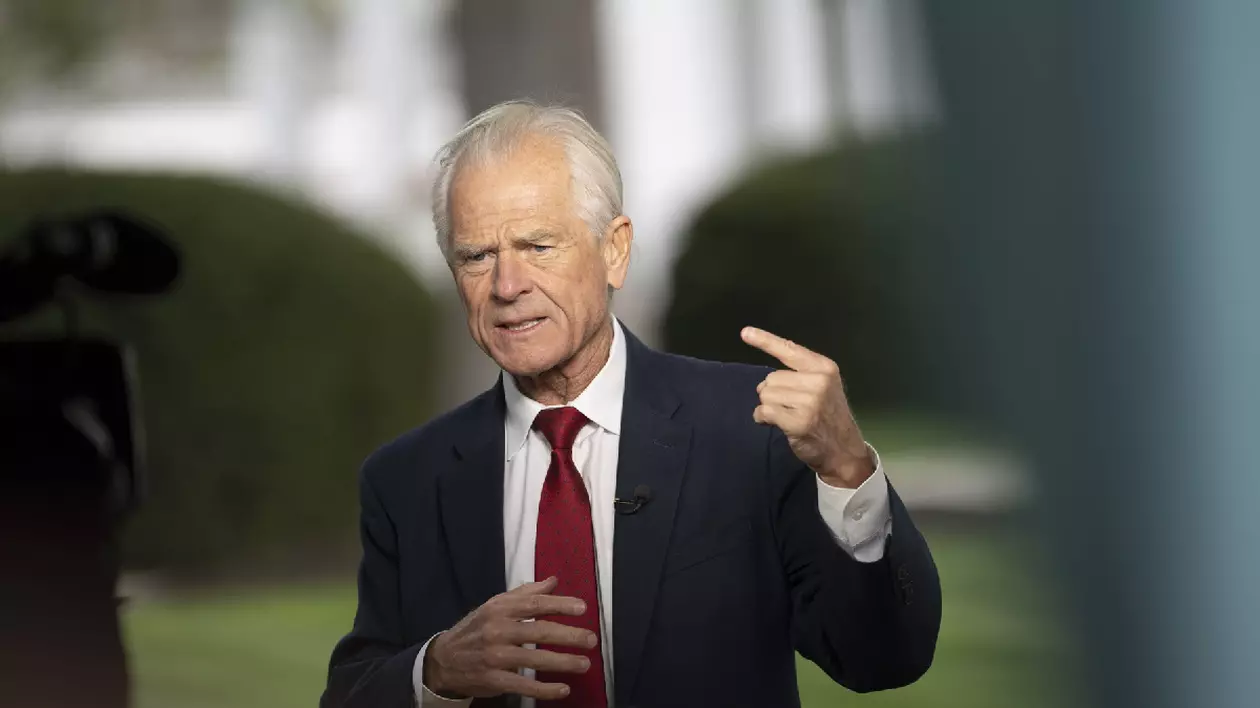 Peter Navarro, consilier principal al președintelui pentru comerț și industrie, participă la un interviu televizat la Casa Albă, în Washington