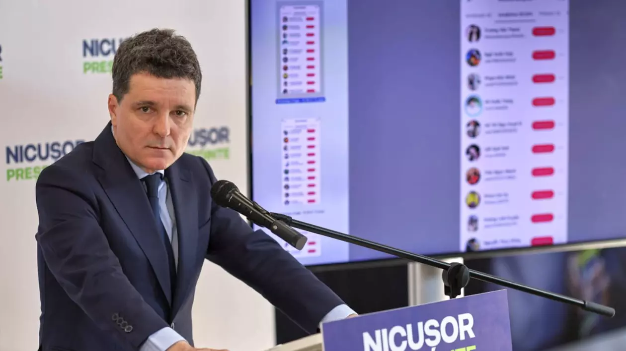 Nicușor Dan vorbește la microfon, îmbrăcat într-un sacou, în timpul unei conferințe de presă