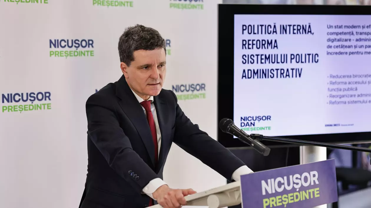 Nicușor Dan, la un pupitru, prezintă programul său pentru prezidențiale