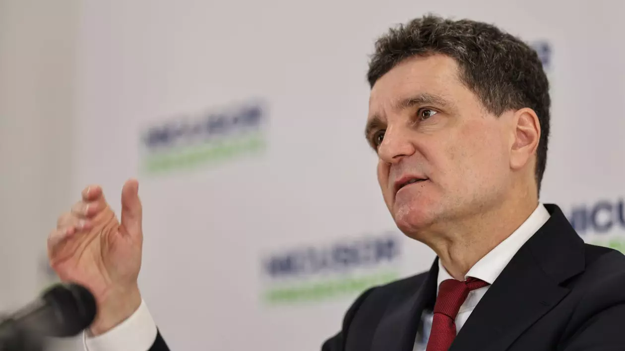 Nicușor Dan vorbește la microfon la prezentarea programului său de prezidențiabil pentru alegerile din 2025.
