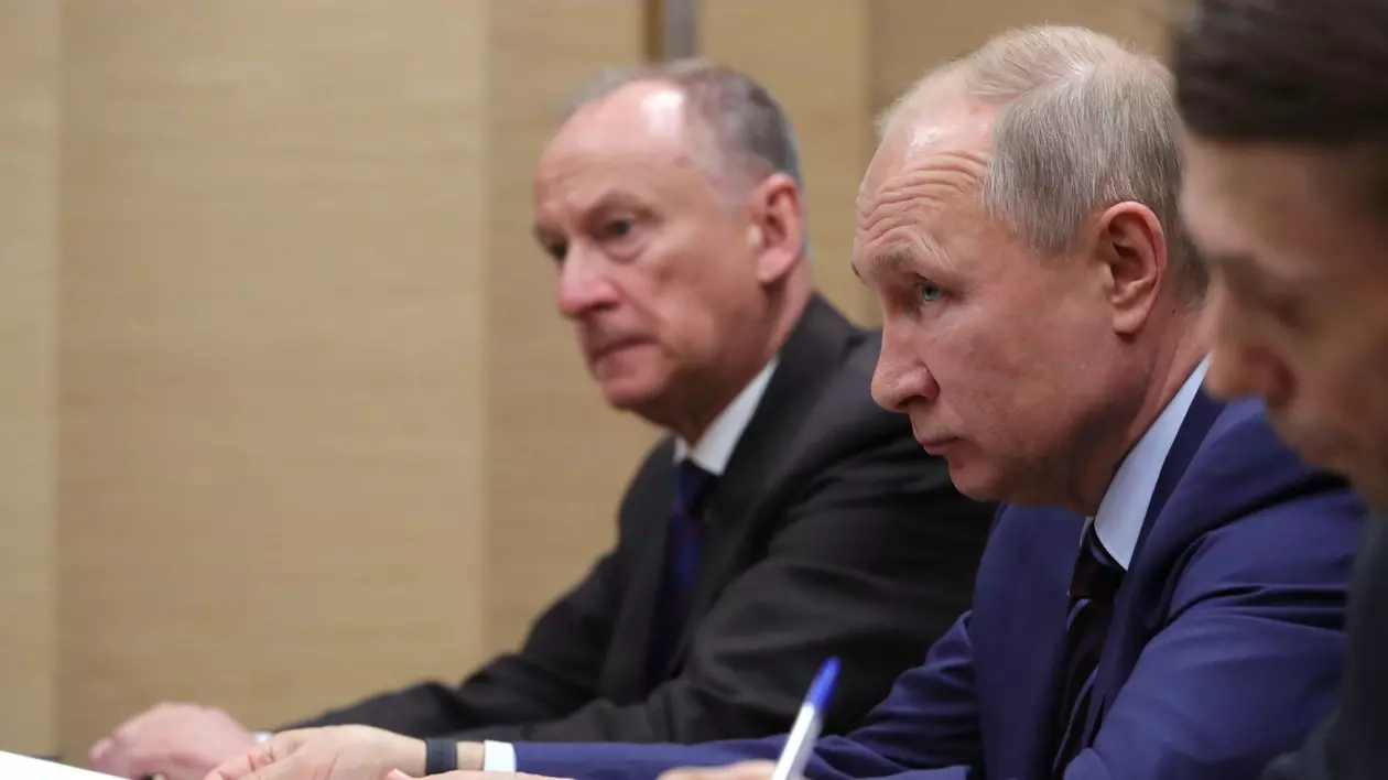 Nikolai Patrușev (în plan îndepărtat) și Vladimir Putin (în mijlocul imaginii) la o întâlnire oficială Foto: Hepta