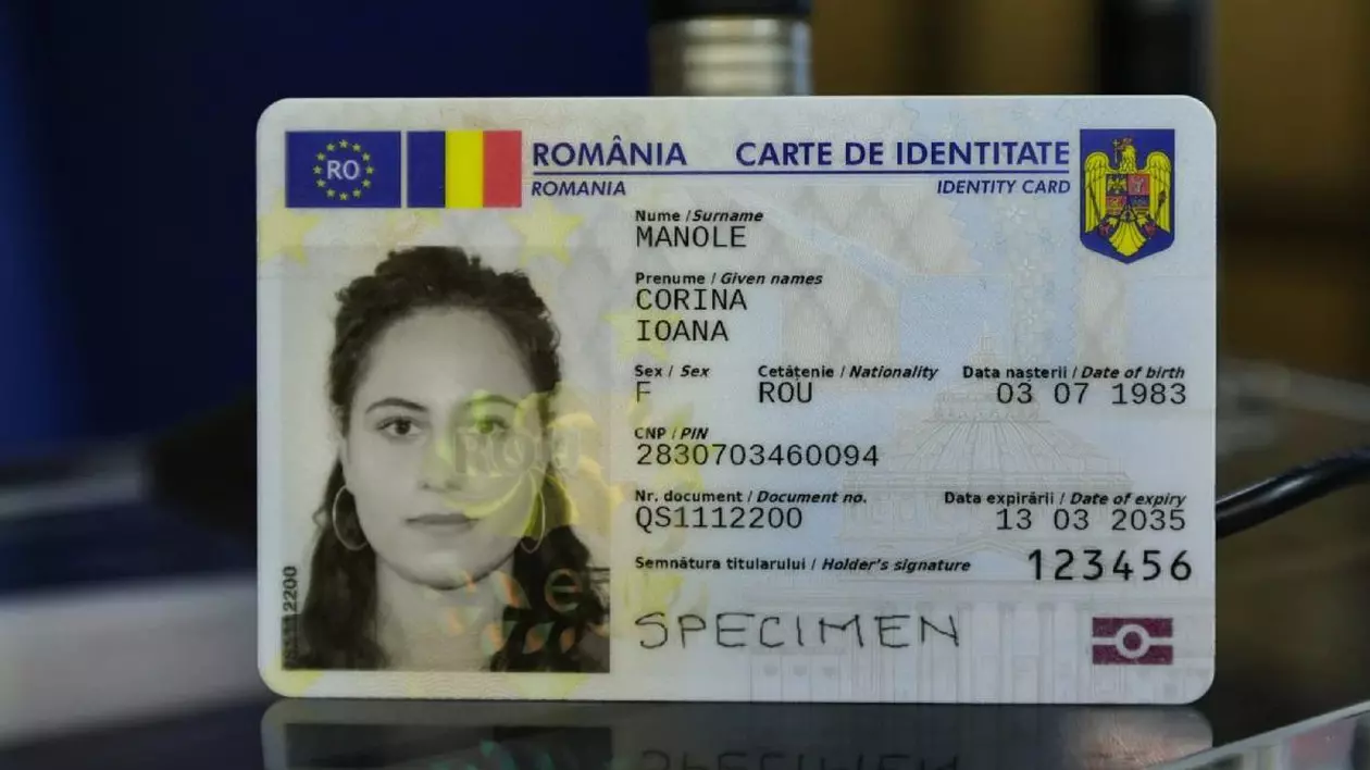 In imagine o carte de intertitate cu cip, cu imaginea unei femei si datele ei scrise, cu notarea SPECIMEN pe ea. si cu un fundal neclar