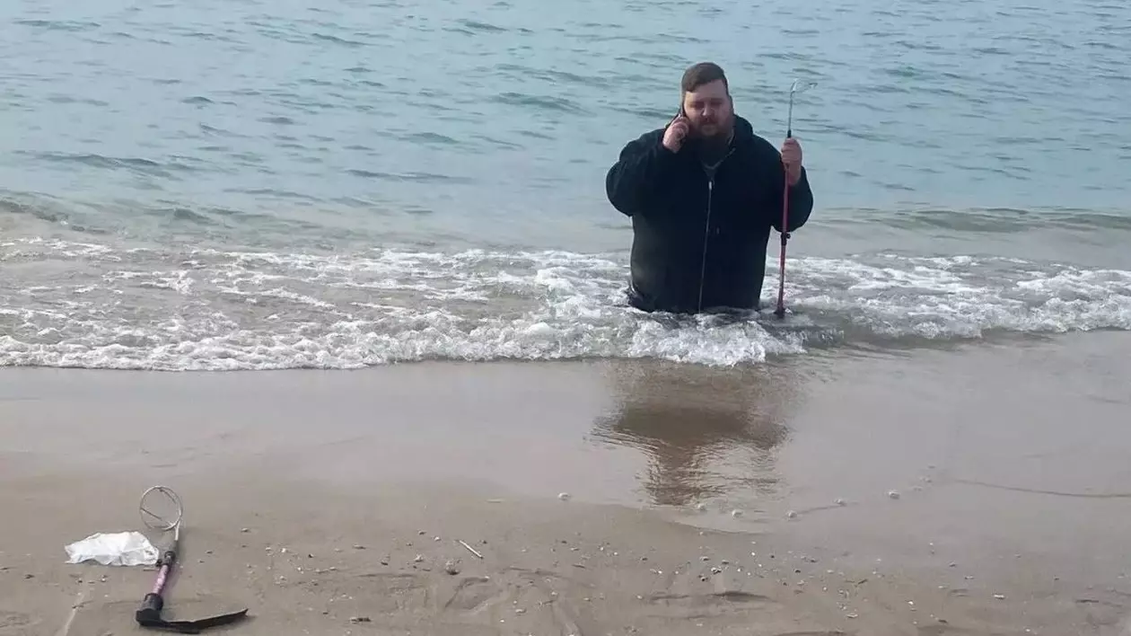 Momentul în care bărbatul a fost prins în nisp