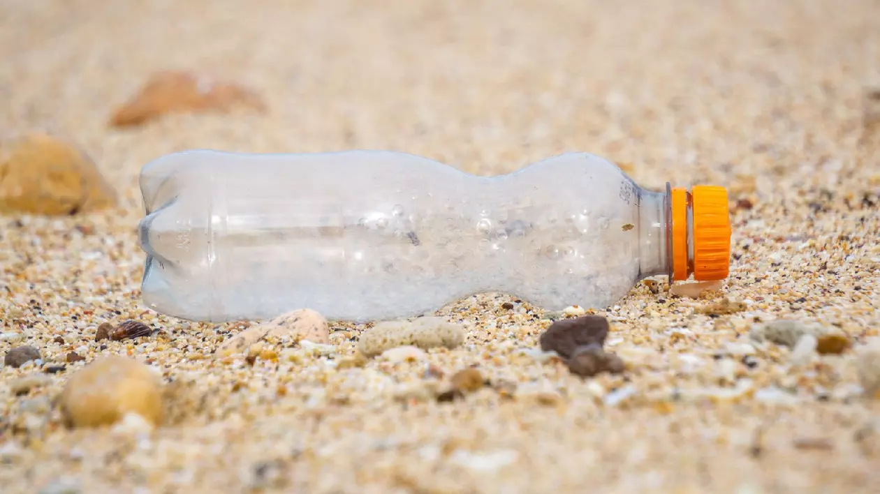 o sticlă de plastic pe plajă