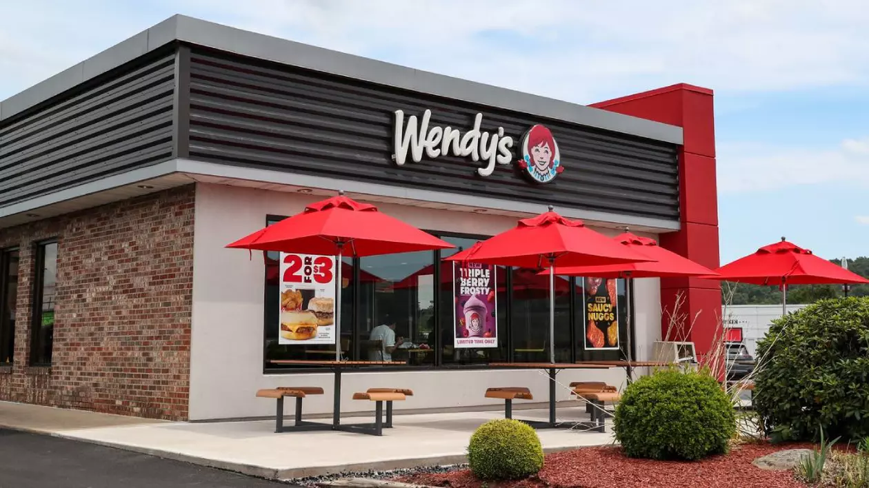 O vedere exterioară a unui restaurant fast-food Wendy's.