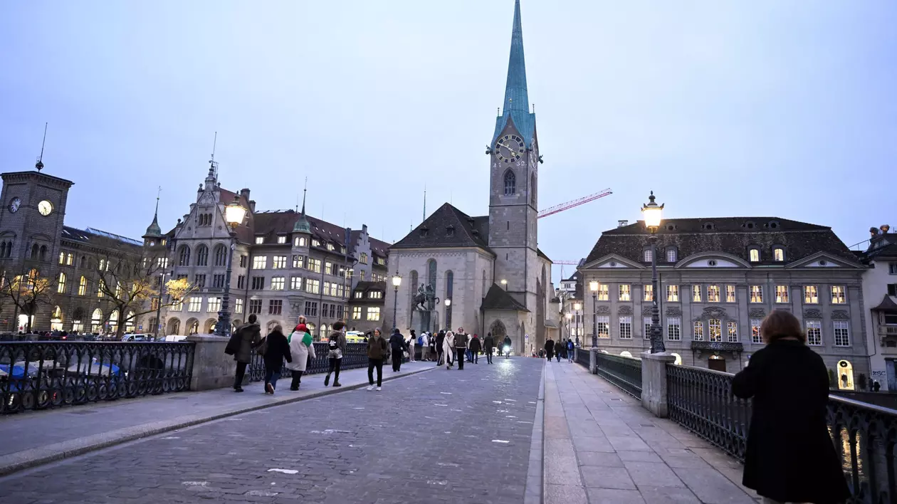 O vedere stradală in timp ce oamenii petrec timp în Zurich, orasul care atrage atenția prin structura sa istorică si arhitecturală. FOTO: Hepta.