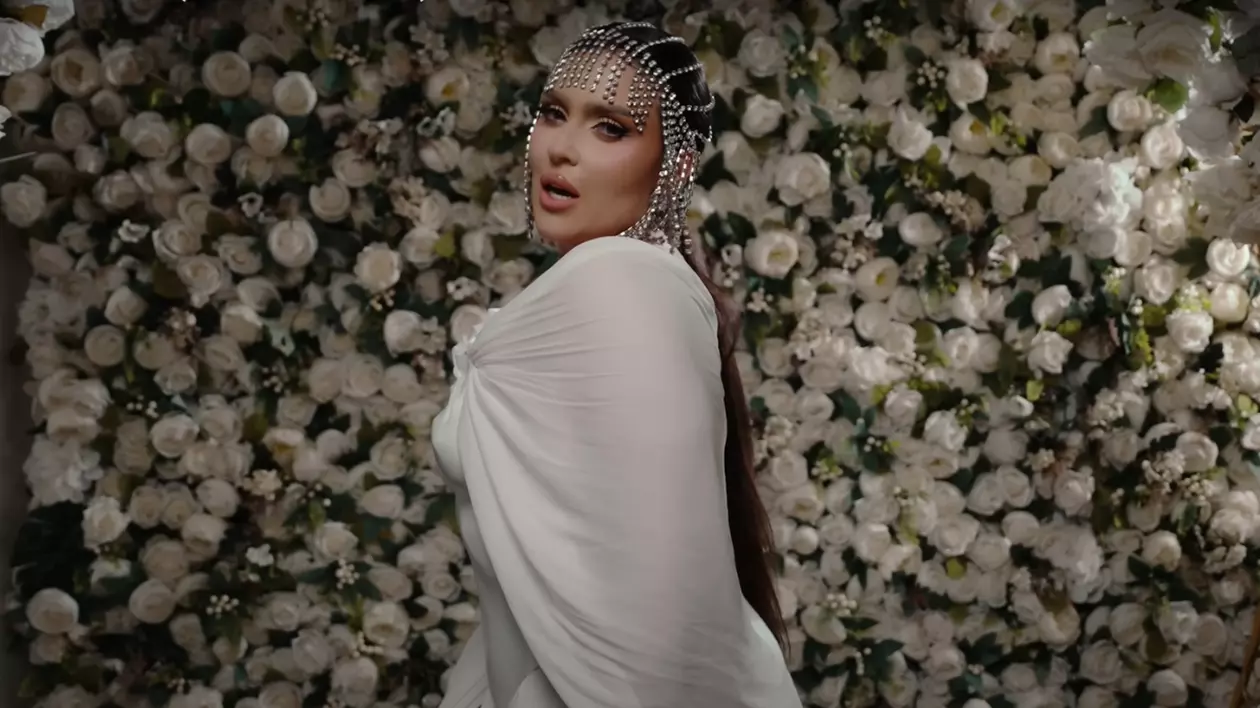 Oana Radu în rochie de mireasă, cu bijuterii pe cap