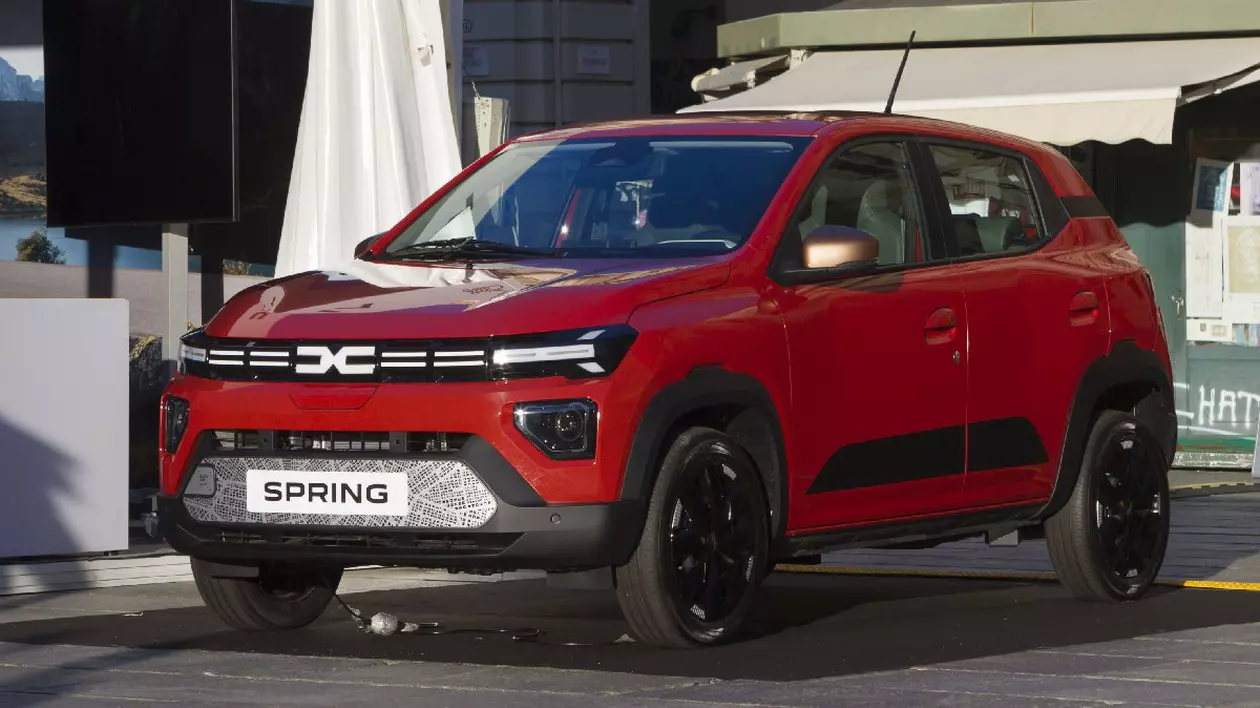O mașină Dacia Spring portocalie la Salonul Auto de la Torino 2024