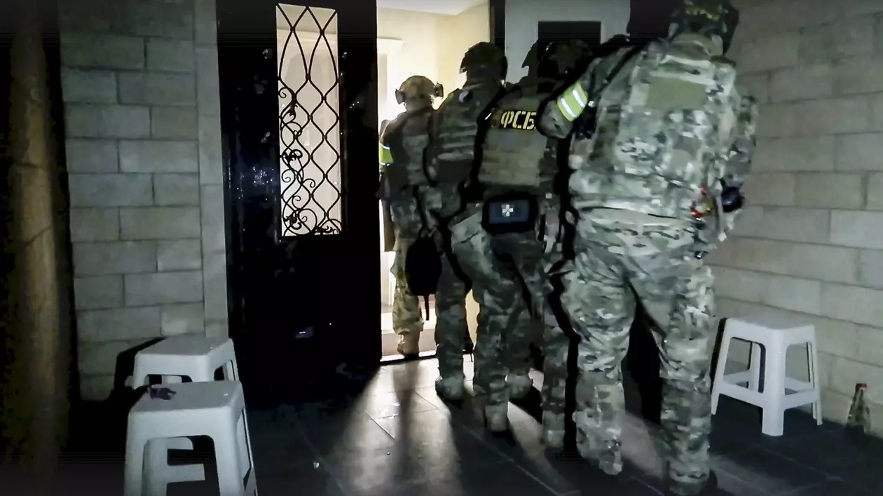 Ofițeri FSB surprinși în timp ce intră într-o clădire