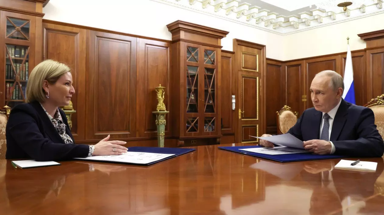 Olga Liubimova (stânga) și Vladimir Putin (dreapta) surprinși în timpul unei întâlniri la Kremlin, pe 4 aprilie 2025.