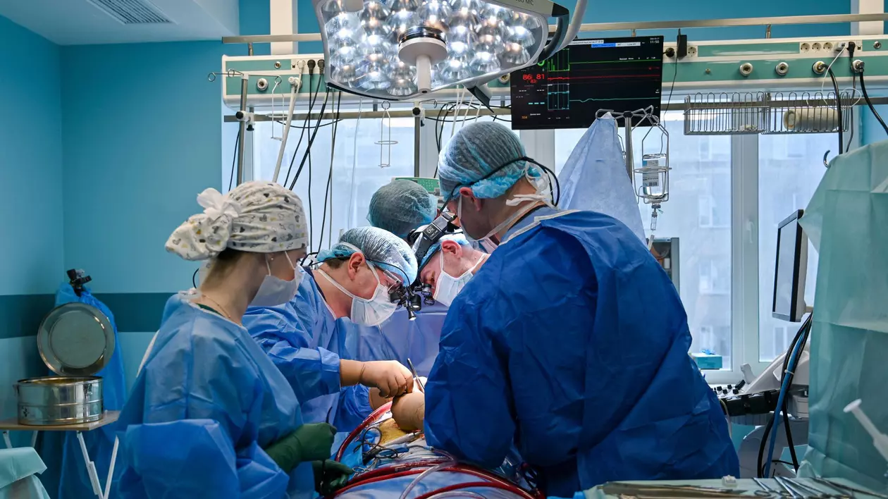 Falsul chirurg care făcea operații pe inimă. A fost arestat după cel puțin 15 operații și 7 pacienți uciși, în India