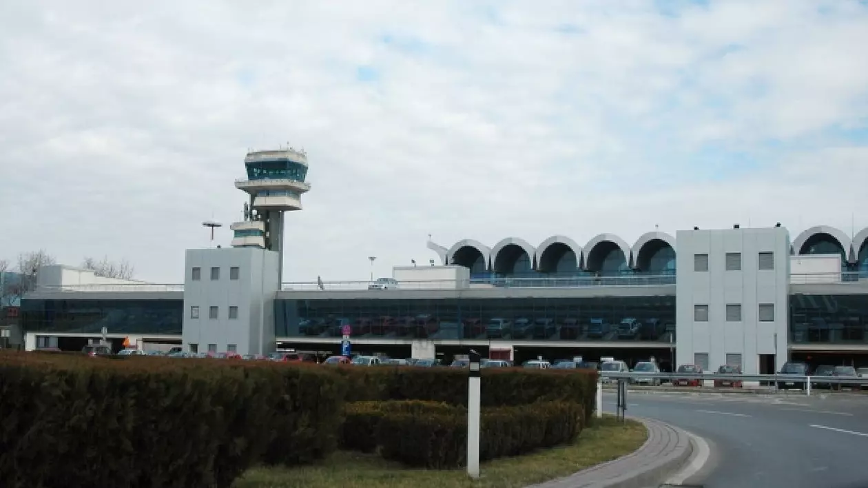 Un turn de control în stânga și clădirea principală a aeroportului Otopeni