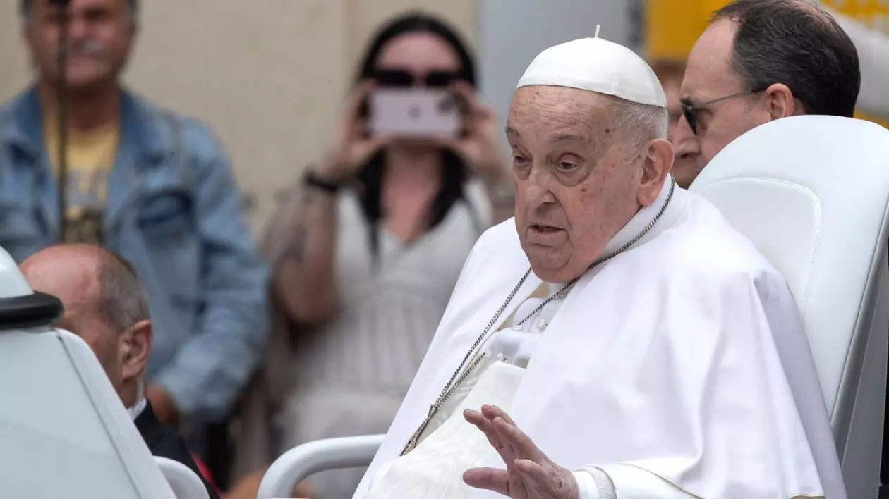 Imagine de arhiva, Papa Francisc salută credincioșii de la papamobil după slujba de Paște în Piața Sf. Petru de la Vatican Papa Francisc salută credincioșii de la papamobil, Vatican
