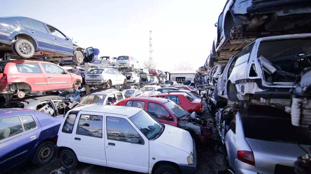 parc auto cu masini pentru remat, pentru dezmembrare