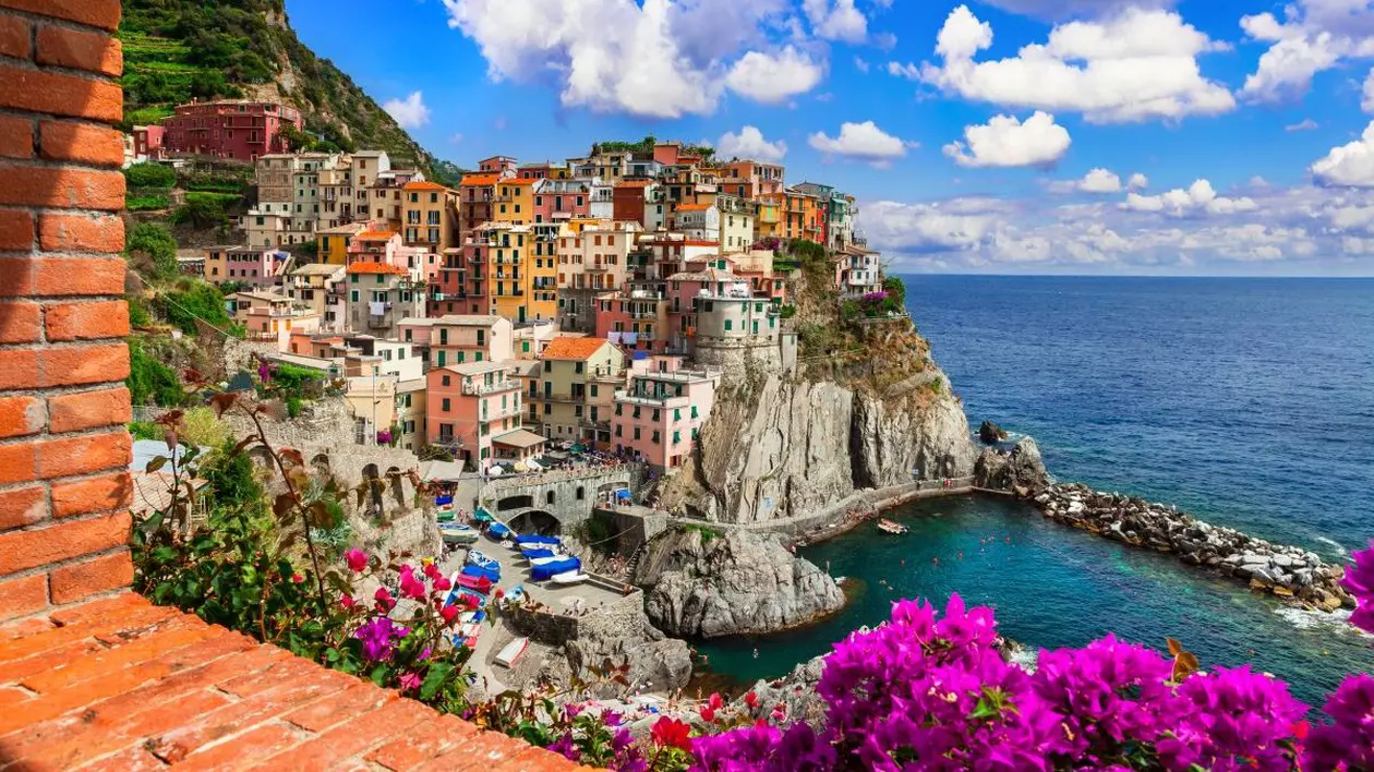 O destinație turistică foarte cunoscută și apreciată din Italia, Parcul Național Cinque Terre din Liguria, unde se văd sate colorate