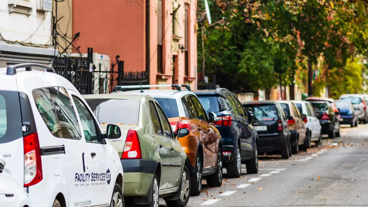 Parcarea „la bordură” în Iași nu mai e gratuită. 40 de străzi din Iași vor avea locuri de parcare doar cu plată